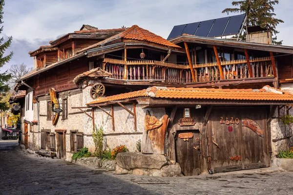 Bansko, Bulgaria ciudad vieja calle otoño vista — Foto de Stock