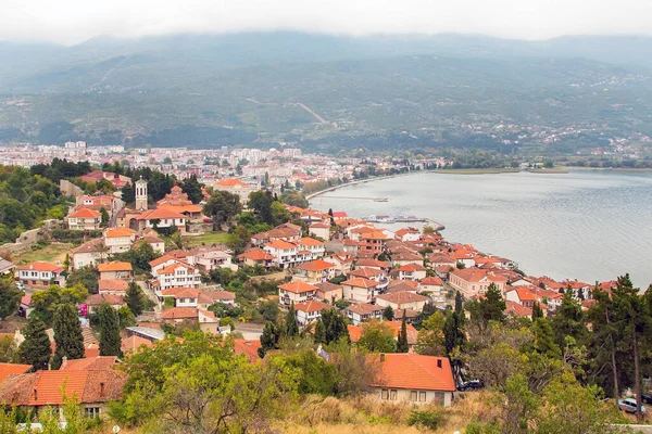 Case, lago e molo a Ohrid, Macedonia del Nord — Foto Stock