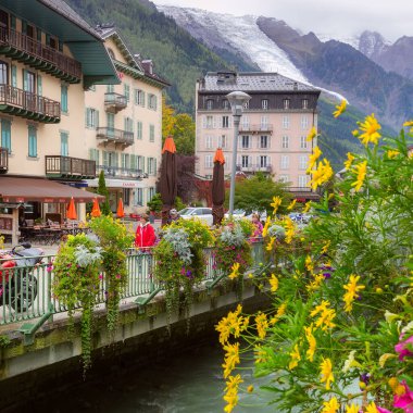 Nehir ve evler, Chamonix Mont-Blanc, Fransa
