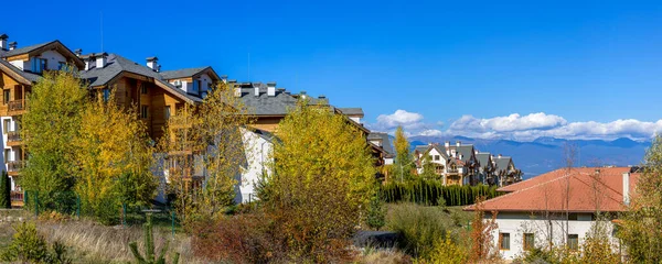 Bansko, Bulgarien, stad höst bred fana panorama — Stockfoto