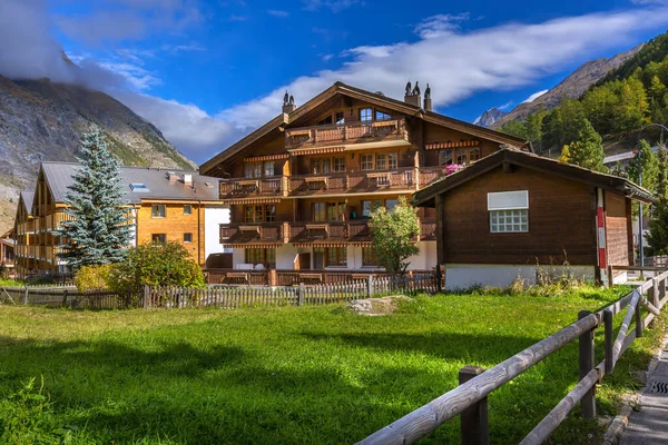 Domy v alpské vesnici Zermatt, Švýcarsko — Stock fotografie