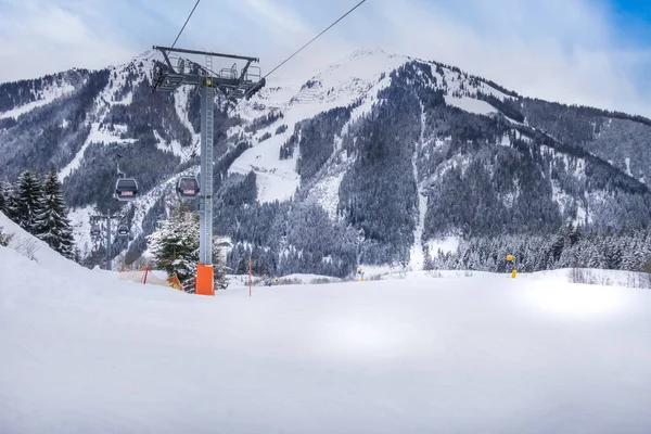 Saalbach，奥地利滑雪场和缆车房 — 图库照片