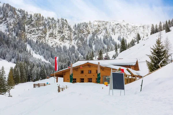 Winterschnee-Chalet in den österreichischen Alpen, Österreich — Stockfoto