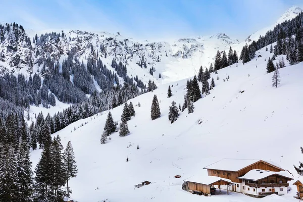 オーストリアのアルプス,オーストリアの冬の雪のシャレー ロイヤリティフリーのストック画像