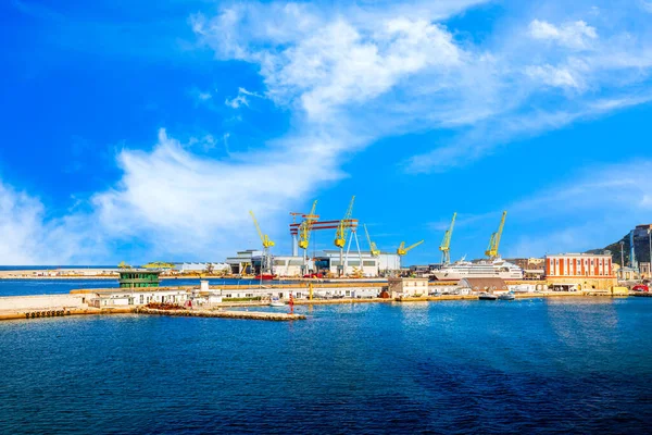 İtalya, Ancona Limanı 'nda dolu gemiler var. — Stok fotoğraf