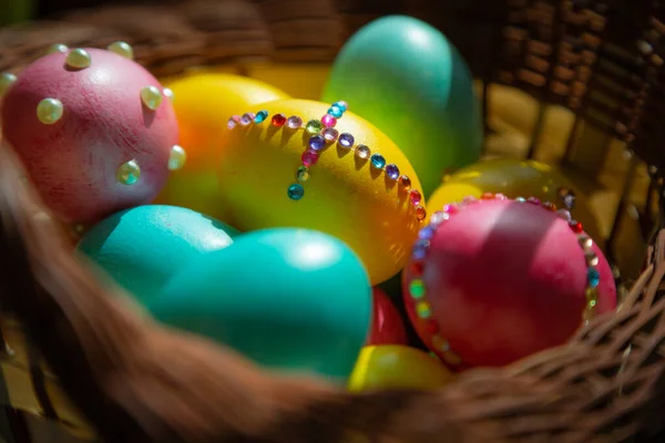 Panier de Pâques avec œufs close-up — Photo