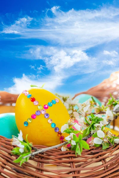 Easter basket with eggs, blue cloudy sky — Stock Photo, Image