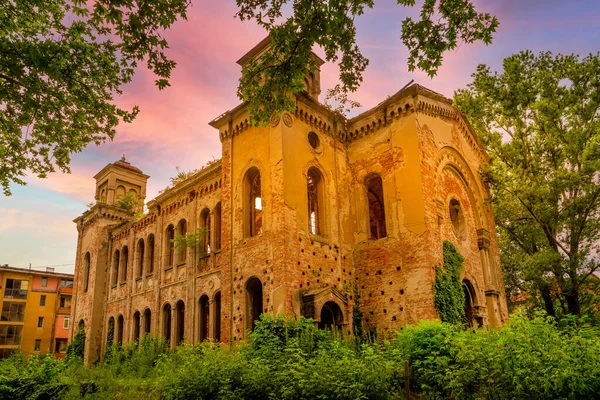 Vidin, Bulharsko ruiny synagogy, barevná obloha — Stock fotografie