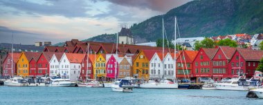 Bergen, Norveç - 30 Temmuz 2018: Bryggen caddesi panoramik pankartı, tekneleri ve renkli geleneksel kuzeyli evleri