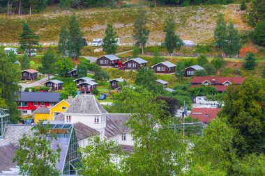 Flam, Norveç - 31 Temmuz 2018: Norveç ahşap misafir evleri, kamp havası manzarası