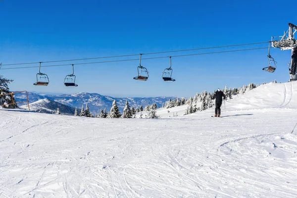 Skidort Kopaonik, Serbien, personer, skidlift — Stockfoto