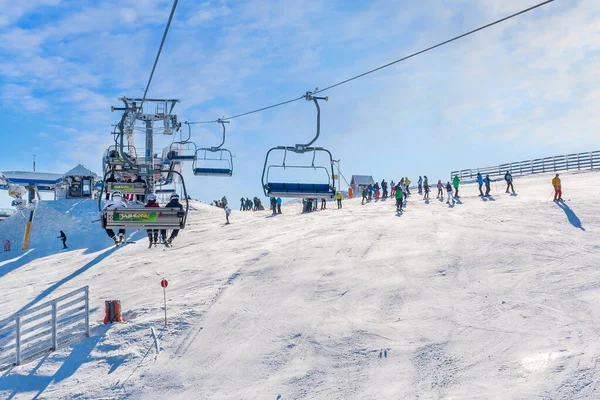 Skigebied Kopaonik, Servië, piste, mensen — Stockfoto