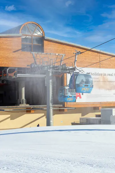 Ski resort Bansko, Bulgaria, gondola ski lift cabins — Stock Photo, Image