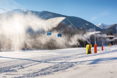 Bansko, Bulgaristan - 28 Ocak 2021: Bulgaristan 'ın Gondol kaldırma kulubeleri, Pirin dağı zirveleri manzaralı ve yamaçlı kış kayak merkezi manzarası