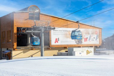 Bansko, Bulgaristan - 28 Ocak 2021: Kayak pisti, asansör kabinleri ve gondollu Bulgar kış kayak merkezi