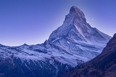 Matterhorn dağ zirvesi, İsviçre Alpleri, Zermatt, İsviçre alacakaranlıkta ve hilal manzaralı