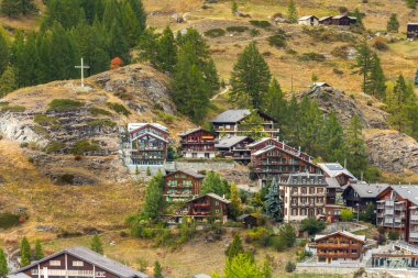 Zermatt, İsviçre kenti sonbahar hava manzaralı ünlü İsviçre kayak merkezi, geleneksel ahşap dağ evi