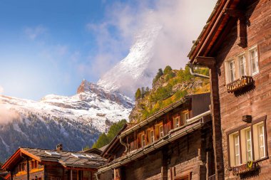Matterhorn karları yakın plan ve Zermatt alp evleri, İsviçre, İsviçre Alpleri