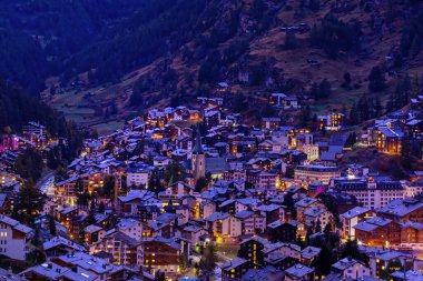 İsviçre, İsviçre, alacakaranlıktaki Zermatt köyünün panoramik hava manzarası