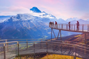 Önce Grindelwald 'da Cliff Walk, gün batımında İsviçre