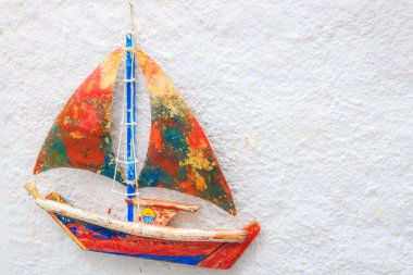 Duvarda yelkenli süslemesi