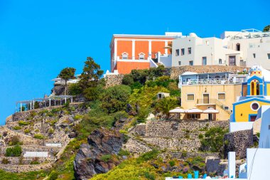 Yunanistan 'ın Santorini kentindeki evler ve kayalar