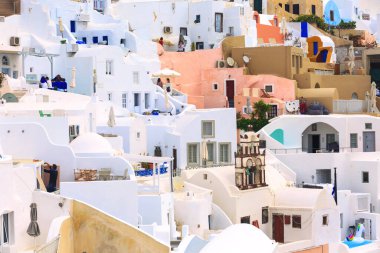 Oia, Santorini - 25 Nisan 2019: Kiklad Adası 'nda renkli evleri ve turistleri olan ünlü bir köy