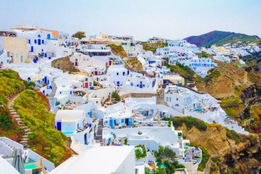 Oia, Santorini, Yunanistan - 25 Nisan 2019: Kiklad Adası 'nda beyaz evler ve turistlerle ünlü bir köy
