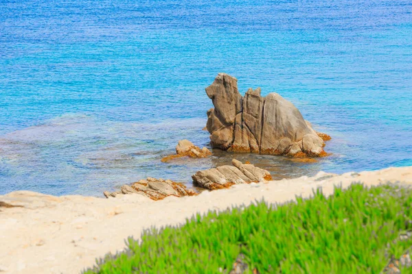 Mykonos adasındaki sahilde taş, Kiklad, Yunanistan