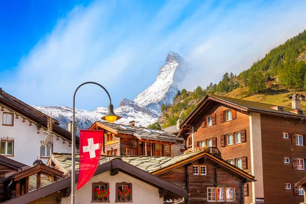 Matterhorn en Zermatt huizen, Zwitserland — Stockfoto