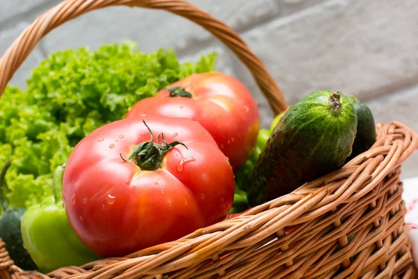 Verduras frescas en cesta. Tomate, pepino, pimienta y lechuga —  Fotos de Stock