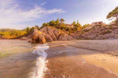 Vourvourou, Chalkidiki, Yunanistan 'da kayalar ve deniz