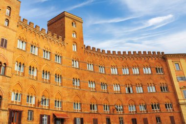 Siena, İtalya 'daki Piazza del Campo' daki evler