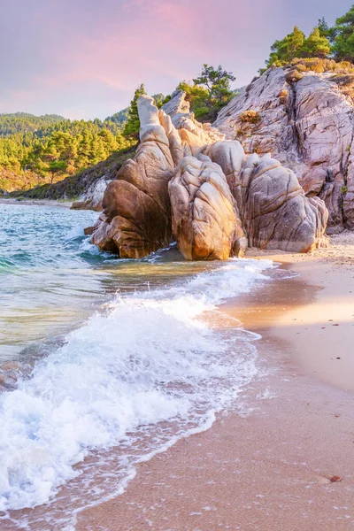 Rocce e mare a Vourvourou, Calcidica, Grecia — Foto Stock