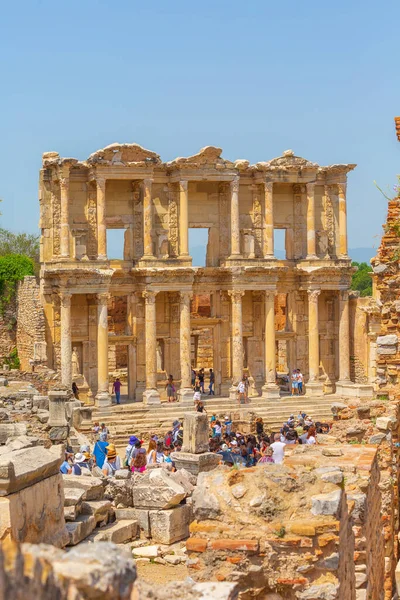 Personas que visitan antiguas ruinas de Éfeso, Turquía —  Fotos de Stock