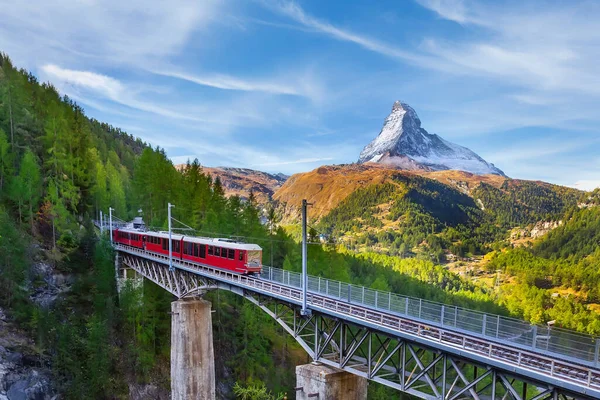 Zermatt, İsviçre. Köprüde Gornergrat kırmızı turist treni ve İsviçre Alplerinde Matterhorn zirvesi manzarası