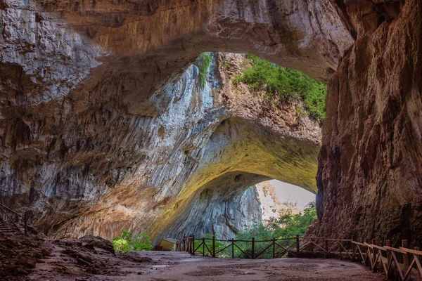 Devetashka Caverna na Bulgária, vista interior — Fotografia de Stock