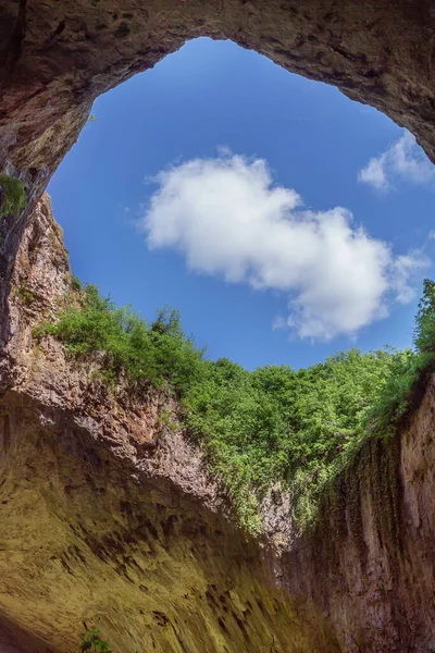 Grot van Devetashka in Bulgarije, binnenkant uitzicht — Stockfoto