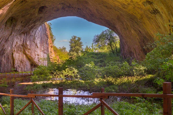 Grot van Devetashka in Bulgarije, binnenkant uitzicht — Stockfoto