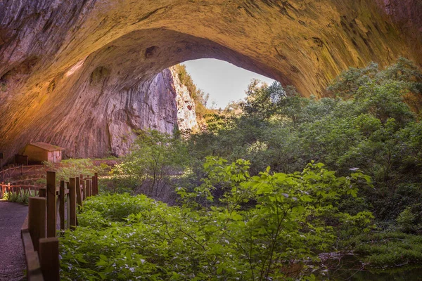 Devetashka Caverna na Bulgária, vista interior — Fotografia de Stock