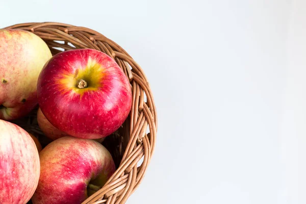 Fondo blanco Manzanas rojas maduras en la cesta — Foto de Stock