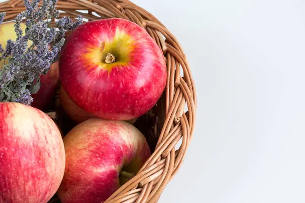 Fondo blanco Manzanas rojas maduras en la cesta — Foto de Stock