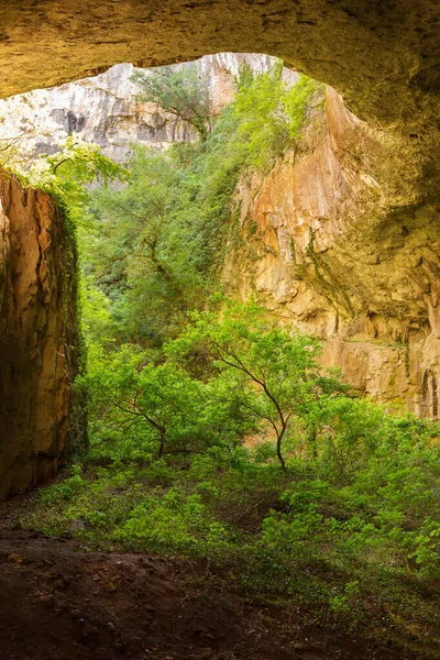 Jaskinia Devetashka w Bułgarii, widok wewnętrzny — Zdjęcie stockowe