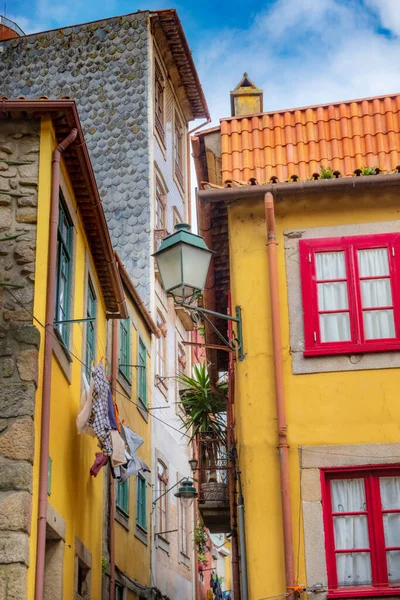 Porto Portugalia Stare Miasto Wąska Perspektywa Ulicy Kolorowymi Tradycyjnymi Domami — Zdjęcie stockowe