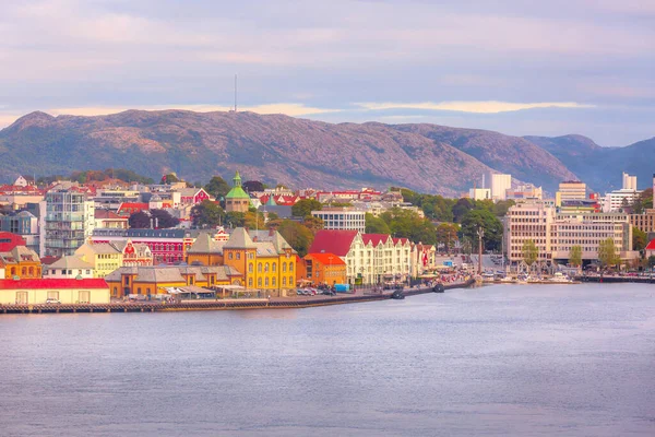 Stavanger Norsko Letní Pohled Město Tradičními Dřevěnými Domy Červenými Střechami — Stock fotografie