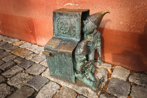 Wroclaw Pologne Juin 2019 Sculpture Naine Gnome Atm Symbole Wroclaw — Photo