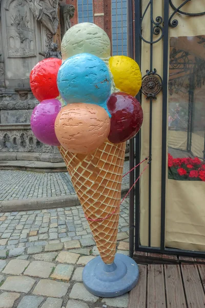 Barevné plastové zmrzliny kornout — Stock fotografie