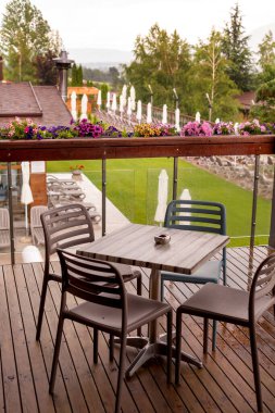 Teras kafede masa ve sandalyeler.