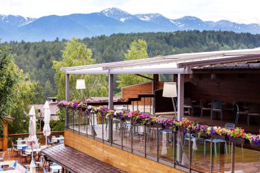 Teras kafede masa ve sandalyeler.