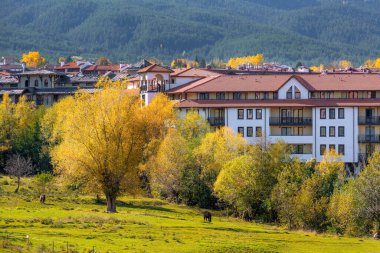 Bulgaristan 'ın Bansko kenti, sonbahar panoraması